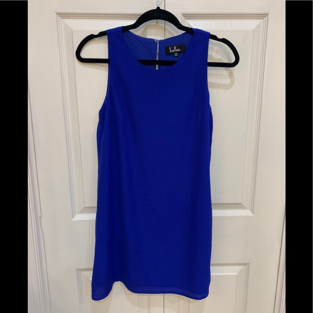 Lulu’s sleeveless dress.